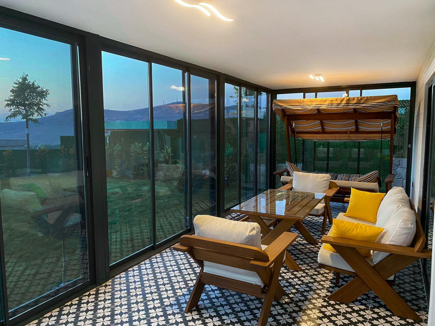 Cam Balkon